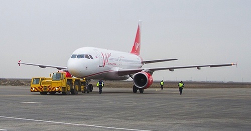 Самолет Airbus A319 на взлетно-посадочной полосе аэропорта в Махачкале. 18 декабря 2015 года. Фото: Riadagestan.ru Самолет Airbus A319 на взлетно-посадочной полосе аэропорта в Махачкале. 18 декабря 2015 года. Фото: Riadagestan.ru