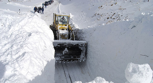 Расчистка дороги от снега. Фото: Владимир Иванов, http://sputnik-ossetia.ru/South_Ossetia/20160109/1110576.html Расчистка дороги от снега. Фото: Владимир Иванов, http://sputnik-ossetia.ru/South_Ossetia/20160109/1110576.html