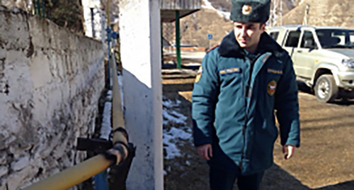 Сотрудник МЧС у газовой трубы. Фото: http://07.mchs.gov.ru/operationalpage/operational/item/3383751/ Сотрудник МЧС у газовой трубы. Фото: http://07.mchs.gov.ru/operationalpage/operational/item/3383751/