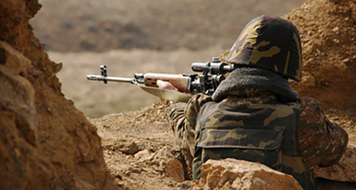 Солдат на передовой позиции. Фото: http://1news.az/politics/karabakh/20130221115028179.html Солдат на передовой позиции. Фото: http://1news.az/politics/karabakh/20130221115028179.html