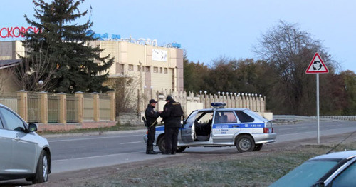 Сотрудники полиции на улицах селения Чегем-2. Фото http://nac.gov.ru/ Сотрудники полиции на улицах селения Чегем-2. Фото http://nac.gov.ru/