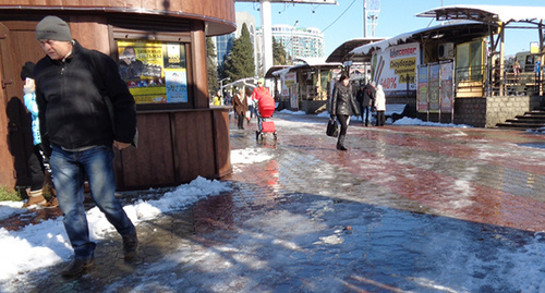 Гололед на площади. Фото: Фото Светланы Кравченко для "Кавказского узла" Гололед на площади. Фото: Фото Светланы Кравченко для "Кавказского узла"