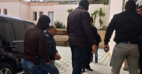 Рауфа Миркадырова ведут в здание суда. Фото http://haqqin.az/news/55759 Рауфа Миркадырова ведут в здание суда. Фото http://haqqin.az/news/55759