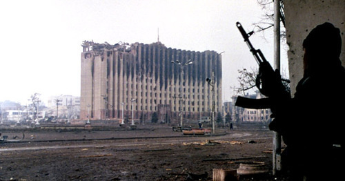 Бои вокруг здания бывшего республиканского комитета КПСС («Президентского дворца») в Грозном, январь 1995 года. Фото: Михаил Евстафьев https://ru.wikipedia.org