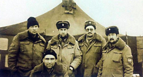 Чечня, 1996 год. Второй справа — Сергей Теряев. Фото из личного архива семьи Теряевых, http://takiedela.ru/2016/04/widow/ Чечня, 1996 год. Второй справа — Сергей Теряев. Фото из личного архива семьи Теряевых, http://takiedela.ru/2016/04/widow/
