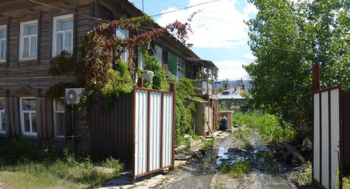 Коммунальные службы Астрахани откачали воду со двора и из дома № 14 на улице Курская. Фото: Вячеслав Ященко Коммунальные службы Астрахани откачали воду со двора и из дома № 14 на улице Курская. Фото: Вячеслав Ященко