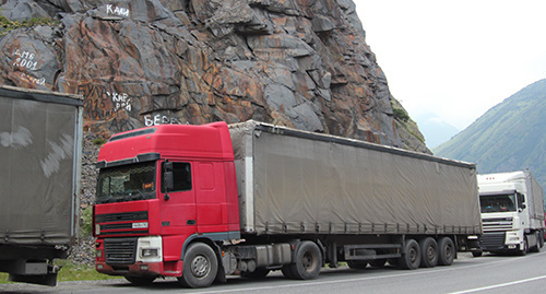 Грузовики на российско-грузинской границе. Фото Алана Цхурбаева для "Кавказского узла"