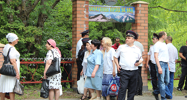 Вход в молитвенное место в роще Хетага. Фото Эммы Марзоевой для "Кавказского узла". Вход в молитвенное место в роще Хетага. Фото Эммы Марзоевой для "Кавказского узла".
