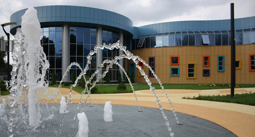 Фонтан во дворе нового Центра коррекции двигательных нарушений во Владикавказе. Фото: http://dcp-ir.ru/centre/?p=12043 Фонтан во дворе нового Центра коррекции двигательных нарушений во Владикавказе. Фото: http://dcp-ir.ru/centre/?p=12043