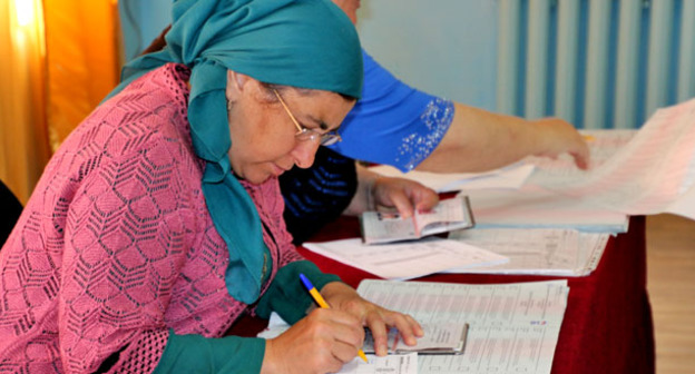 На одном из избирательных участков в Чечне. Фото http://onf.ru/2016/05/23/aktivisty-onf-v-chechne-prinyali-uchastie-v-predvaritelnom-golosovanii-na-vybory-v/