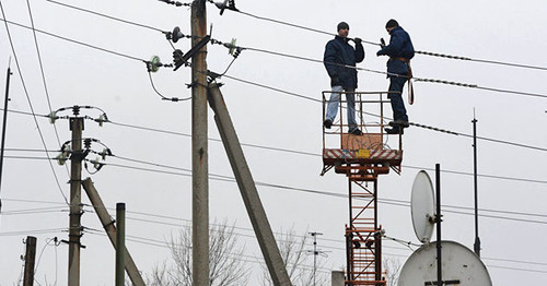 Ремонт линии электропередач. Фото: Sputnik/Михаил Воскресенский Ремонт линии электропередач. Фото: Sputnik/Михаил Воскресенский