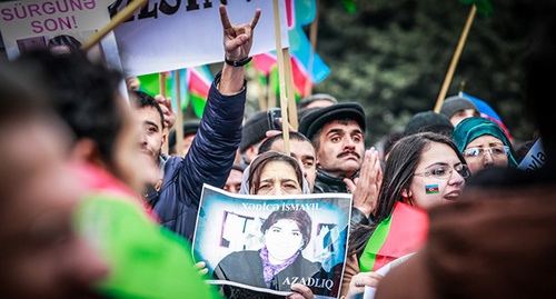 Участник митинга держит в руках портрет политзаключенной Хадиджи Исмаиловой. Баку, 15 марта 2015 г. Фото Азиза Каримова для "Кавказского узла"