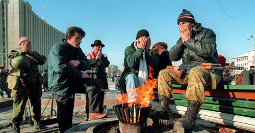 Молящиеся чеченцы у «Президентского дворца» в Грозном, 1994 год. Фото: Михаил Евстафьев https://ru.wikipedia.org/