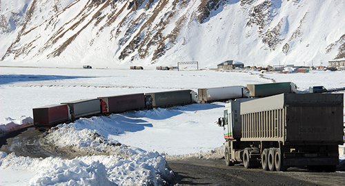 Скопление грузовых автомобилей на Военно-Грузинской дороге. Фото Ахмеда Альдебирова для "Кавказского узла" Скопление грузовых автомобилей на Военно-Грузинской дороге. Фото Ахмеда Альдебирова для "Кавказского узла"