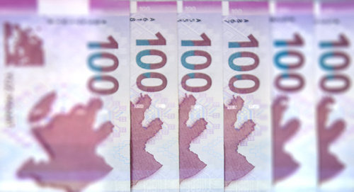 Купюры достоинством с 100 манатов. Фото © Sputnik / Murad Orujov
 http://ru.sputnik.az/economy/20161209/408034914/manat-perexodit-na-polniy-plavayushiy-kurs.html
