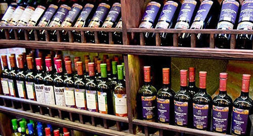 Витрина с вином. © Sputnik/ Anna Yarovikova
 http://sputnik-georgia.ru/economy/20161207/234099555/Rossija-prodolzhaet-lidirovat-po-importu-gruzinskogo-vina.html