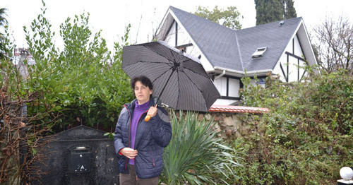 Марина Яковенко показывает свой дом, где проходил обыск. Фото Светланы Кравченко для "Кавказского узла"