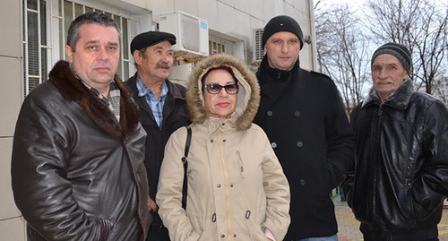 Участники процесса и  адвокат Михаил Охрименко (слева) перед заседанием суда 27.01.2017. г. Фото Светланы Кравченко для "Кавказского узла"