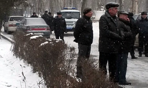 Сотрудники полиции прибыли к месту акции в парке Ленинского комсомола в Махачкале. 29 января 2017 года. Фото Тимура Исаева для "Кавказского узла". Сотрудники полиции прибыли к месту акции в парке Ленинского комсомола в Махачкале. 29 января 2017 года. Фото Тимура Исаева для "Кавказского узла".