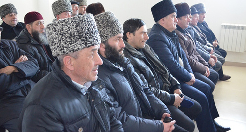 Встреча руководства администрации с представителями религиозных мусульманских организаций  в администрации Баксанского района 02.02.2017. Фото http://kbrria.ru/obshchestvo/mecheti-baksanskogo-rayona-prohodyat-privatizaciyu-17154