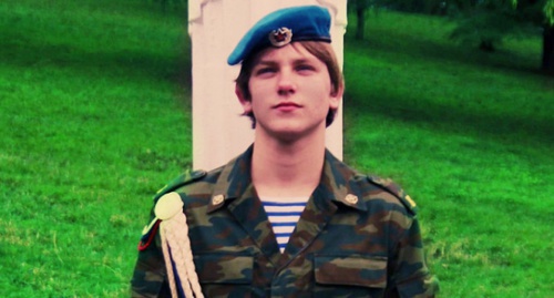 Марк Яворский несет вахту на мемориале в Завокзальном микрорайоне. Фото предоставлено "Кавказскому узлу" матерью осужденного Оксаной Яворской