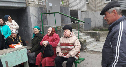 Жители дома в Черкесске протестуют против продажи подвала, фото Аси Капаевой 18.03.2016