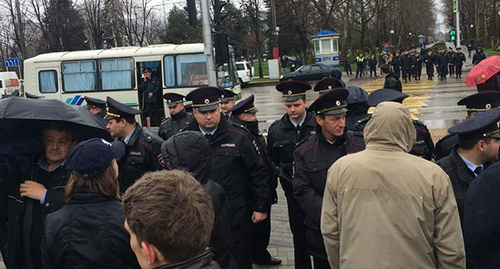 Участники и полицейские на акциив Краснодаре. 26 марта 2017 года. Фото очевидца, предоставленное "Кавказскому узлу" краснодарским штабом Навального