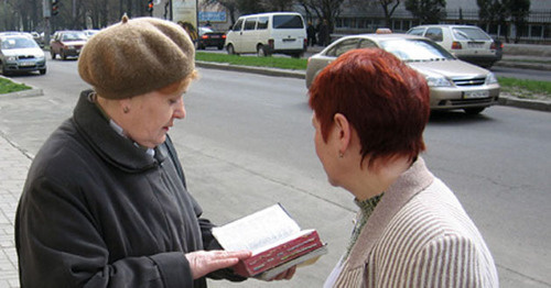 Представители религиозной организации Свидетели Иеговы. Фото: User:Russianname https://ru.wikipedia.org