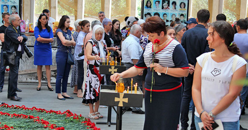 Акция памяти по погибшим в террористическом акте в сентябре 2004 года. Беслан, 3 сентября 2016 г. Фото Эммы Марзоевой для "Кавказского узла"