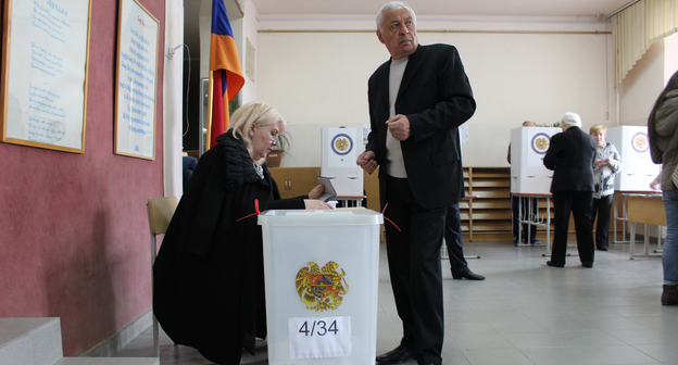 Голосование на избирательном участке 4/34 в Ереване. Фото Тиграна Петросяна