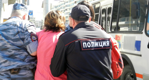 Задержание предпринимательницы Ворошиловского рынка. Фото Татьяны Филимоновой для "Кавказского узла"