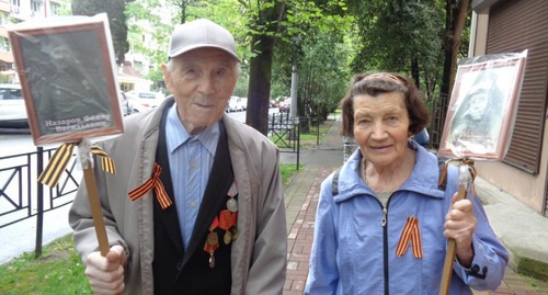 Супруги Назаровы, участники акции "Бессмертный полк". Сочи, 9 мая 2017 года. Фото Светланы Кравченко для "Кавказского узла". 