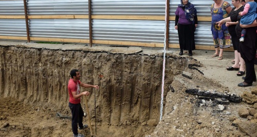 Стройка  на территории школы в Махачкале. Фото http://www.dagestanpost.ru/novosti/46804-k-mahachkalinskim-shkolam-dostraivayut-korpusa-dlya-likvidatsii-tryohsmenok