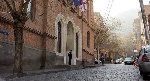 Здание МИД Грузии. Фото © Sputnik/
 https://sputnik-georgia.ru/incidents/20170611/236281954/Rodstvenniki-propavshego-v-Kongo-pilota-proveli-akciju-u-MID-Gruzii.html