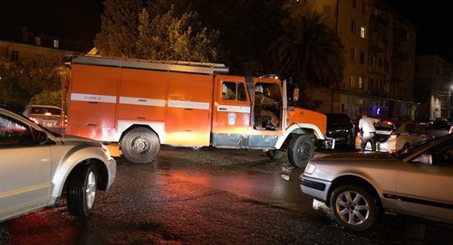 На месте происществия в Сухуме. Фото © Sputnik / Томас Тхайцук
http://sputnik-abkhazia.ru/Abkhazia/20170619/1021284534/vzryv-proizoshel-po-ulice-kalmykova-v-suxume-odin-chelovek-ranen.html