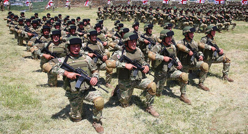 Трехнедельный курс проходят военнослужащие из Армении, Белоруссии, Грузии, Литвы, Польши, США и Украины в школе горной подготовки Сачхере в регионе Имерети Фото © FB / Ministry of Defence of Georgia 