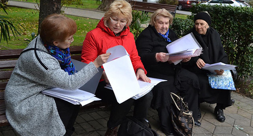 Потерпевшие проводят собрание перед обращением в суд (слева направо) Жанны Козаевой, Ларисы Шевелевой, Нины Стуловой, Этери Джангджава. Фото Светланы Кравченко для "Кавказского узла"

