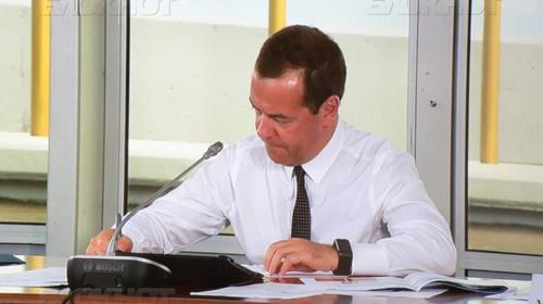 Дмитрий Медведев во время визита  в Волгоград. Фото http://bloknot-volgograd.ru/news/stali-izvestny-taynye-podrobnosti-vizita-dmitriya- http://bloknot-volgograd.ru/thumb/850x0xcut/upload/iblock/383/medfoto5.jpg