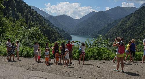 Туристы в Абхазии. Фото © Sputnik. Владимир Бегунов
 http://sputnik-abkhazia.ru/Abkhazia/20170730/1021551690/taniya-obzornye-ekskursii-naibolee-populyarny-v-ricinskom-parke.html