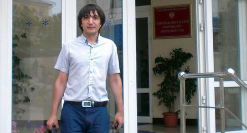 Адвокат Татьяны Карпенко Рамиль Сефиханов выходит из здания Северо-кавказского оружного военного суда
Фото Валерия Люгаева для "Кавказского узла"