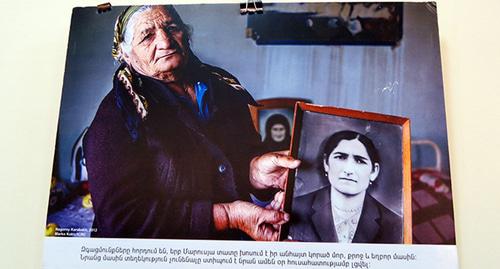 Под фотографией надпись о том, что бабушка Маруся по сей день ждет  вестей про мать, сестру и брата, которые  без вести пропали в годы карабахской войны. Степанакерт. Нагорный Карабах. 30 августа 2017 год. Фото Алвард Григорян для "Кавказского узла"