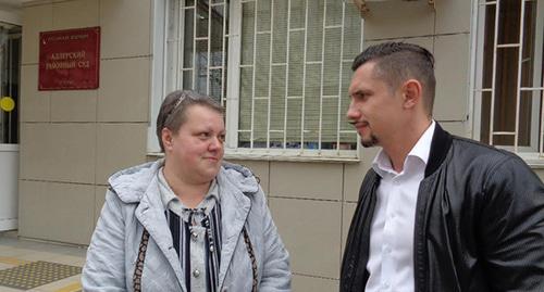 Ирина Пидболячная с адвокатом Денисом Плужным. Фото Светланы Кравченко для "Кавказского узла"