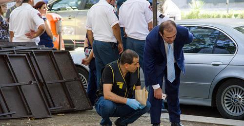 Криминалисты работают на месте убийства на улице Бюзанда. Ереван, 14 сентября 2017 г. Фото © SPUTNIK/ ARAM NERSESYAN


