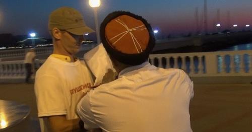 Человек в казачьей форме пытается порвать плакат пикетчика в Геленджике, 16 сентября 2017 года. Фото: Анна Максикова