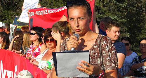 Выступление оратора на митинге обманутых дольщиков в Волгограде Выступление оратора на митинге обманутых дольщиков в Волгограде