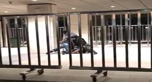 Задержание участника драки фанатов на матче Зенит Краснодар 24 09 2017. Фото Стоп-кадр видео БОРЕЦ ТВ
https://www.youtube.com/watch?v=wbAlim9E-j4