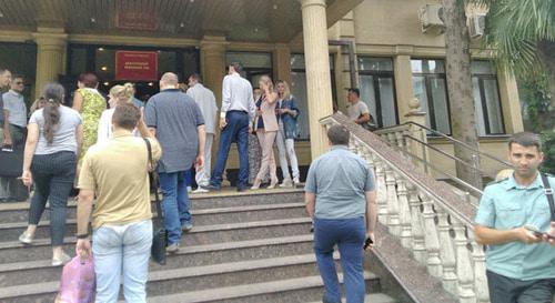 Люди эвакуированы из здания суда в Сочи. 27 сентября 2017 г. Фото Светланы Кравченко для "Кавказского узла"