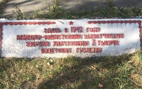 У памятника жертвам Холокоста в Черкесске. Фото Владимира Древинского для "Кавказского узла" 