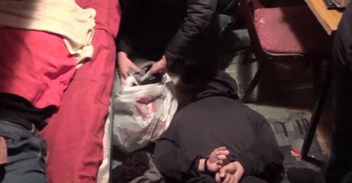 Кадр из видео задержания в Подмосковье участников запрещенной в России террористической организации "Исламское государство", которые планировали совершить теракты. 2 октября 2017 г. Фото пользователя RT на русском https://www.youtube.com/watch?time_continue=39&v=QAG2Uo0pMM4