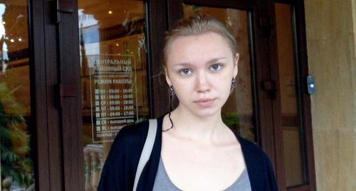 Олеся Христосенко в суде Центрального района получает решение суда. Фото Светланы Кравченско для "Кавказского узла"